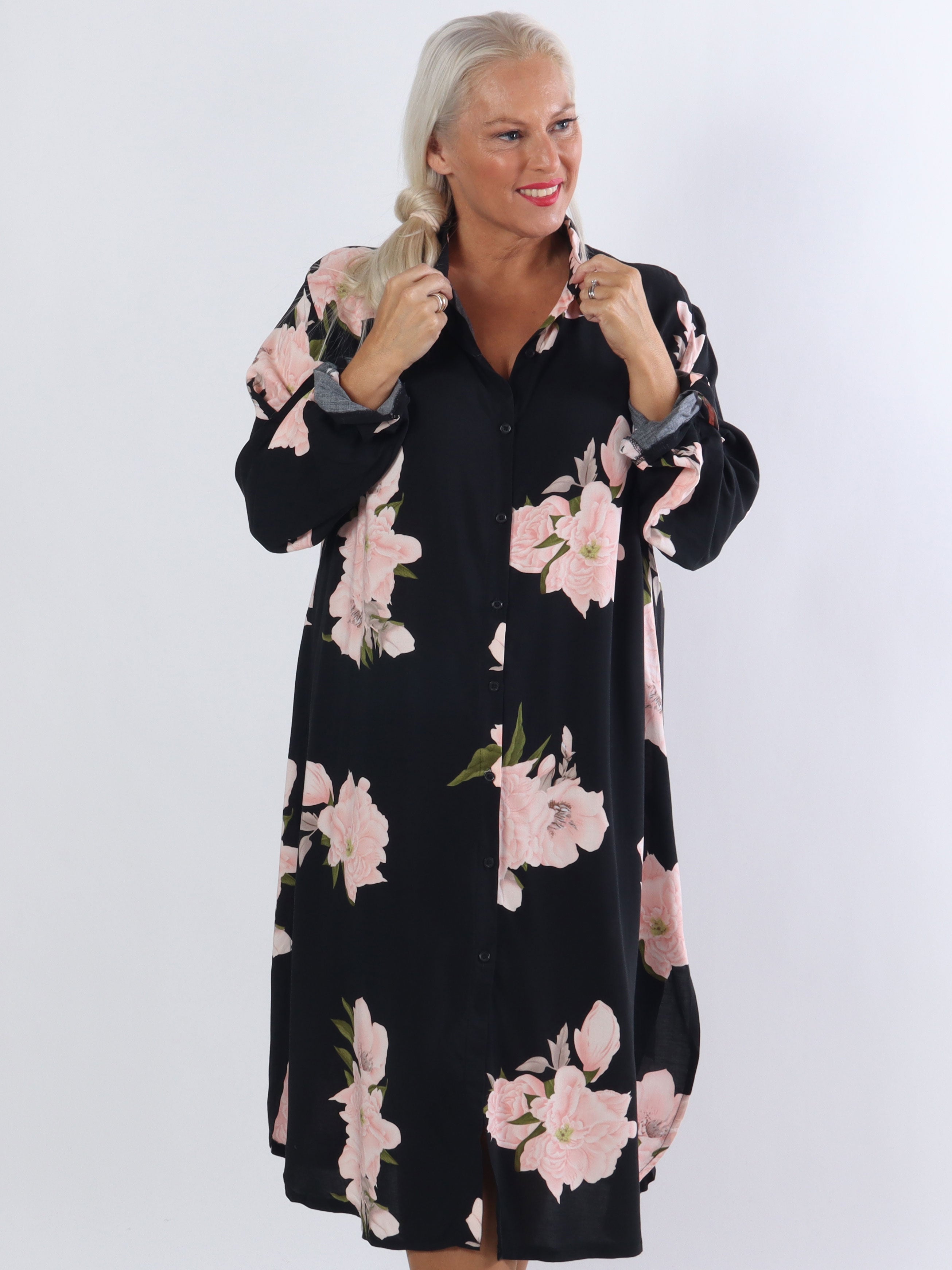 Maida - Sort plus size skjortekjole med blomster